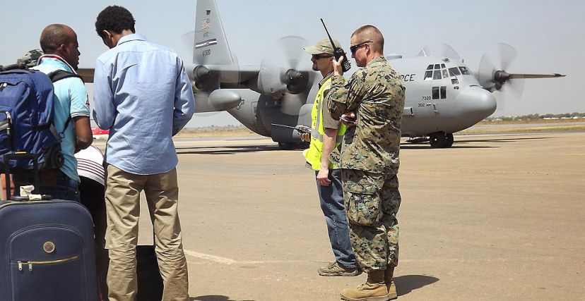 جانب من عمليات الإجلاء التي قامت بها الخارجية الأمريكية لرعاياها من السودان عقب اندلاع الحرب (Getty)