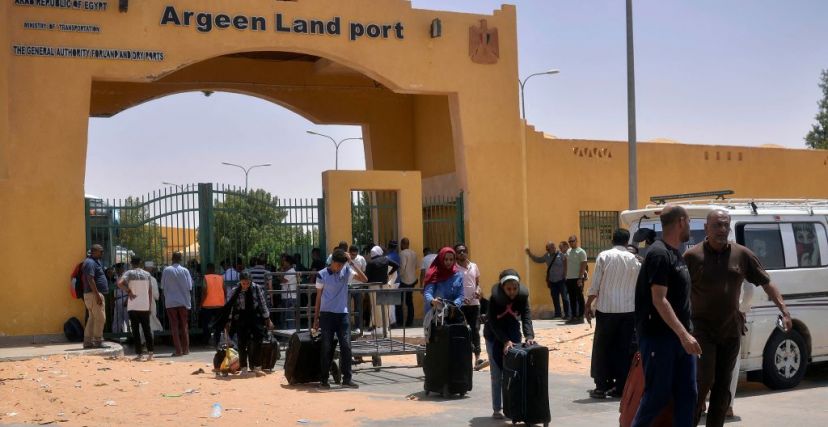 غادر مئات الآلاف من السودانيين إلى مصر عبر المعابر البرية شمالي البلاد (Getty)