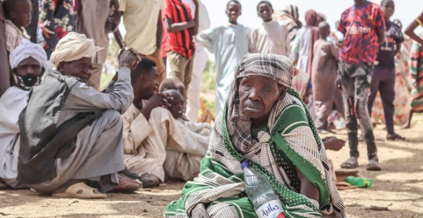 نازحة سودانية عجوز في أحد معسكرات اللجوء في تشاد