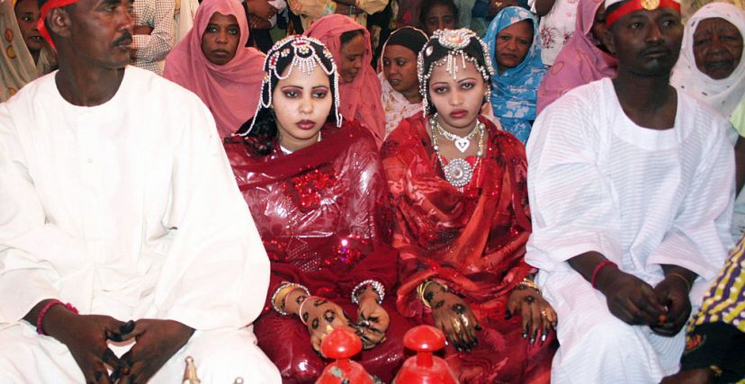 أزواج وزوجات سودانيون في الملابس التقليدية