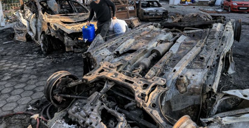 سيارات محترقة ورجل يحمل بقايا في المستشفى المعمداني بغزة