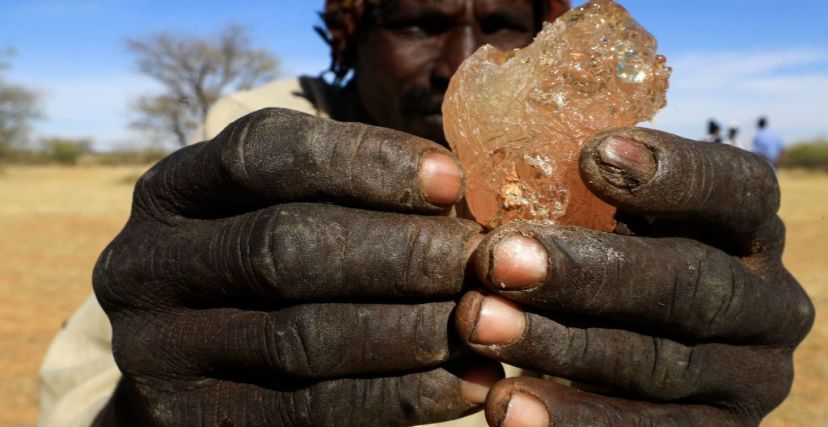 مزارع سوداني يمسك قطعة صمغ عربي