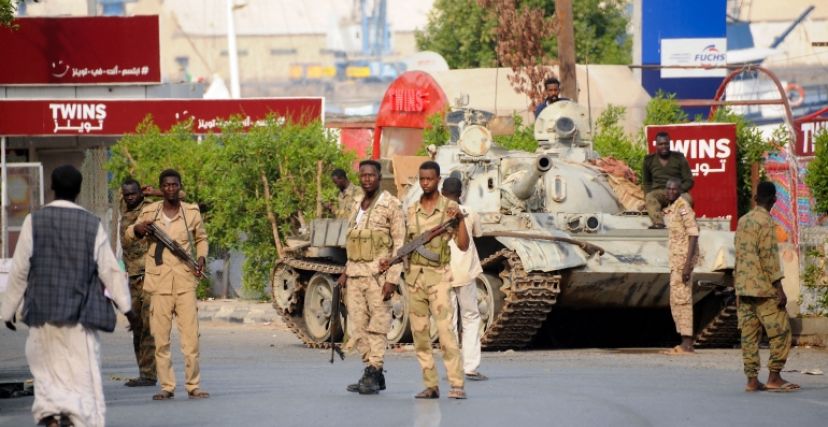 جنود من الجيش السوداني على ظهر دبابة في بورتسودان خلال الحرب بين الجيش والدعم السريع