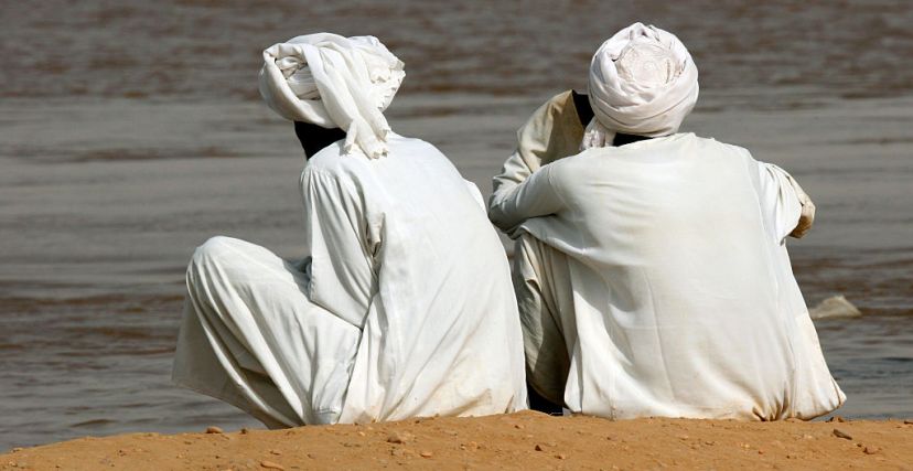 رجلان سودانيان بالزي التقليدي