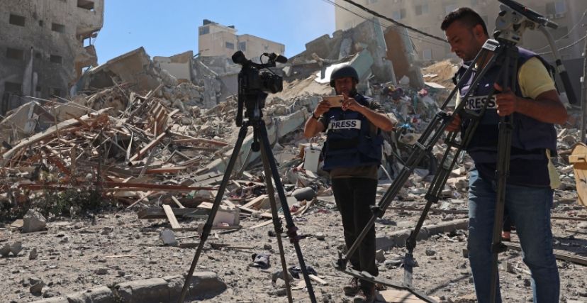 صحفيون بين الأنقاض في قطاع غزة