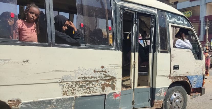طفلة على حافلة ركاب للنزوح من "ود مدني" بالجزيرة جراء الاشتباكات بين الجيش والدعم السريع