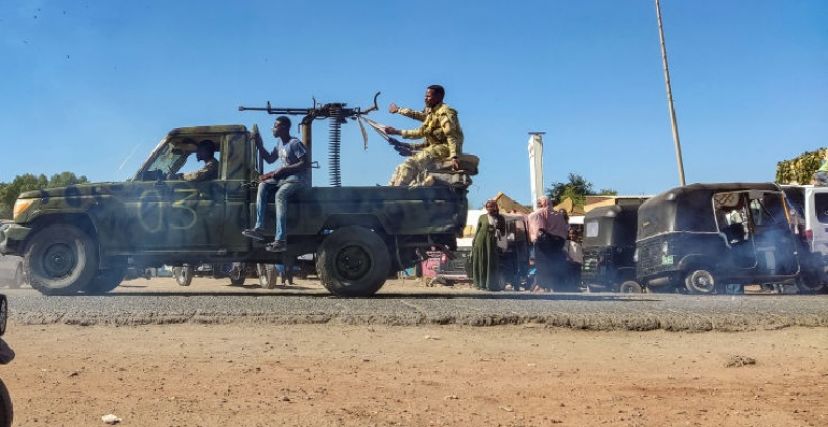 قوة من الجيش السوداني على ظهر مركبة عسكرية