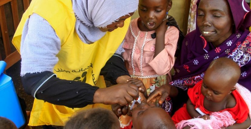 طفلة تأخذ لقاح الكوليرا في القضارف شرقي السودان