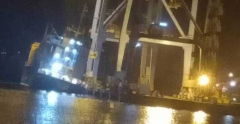 الباخرة وهي تغرق في ميناء بورتسودان