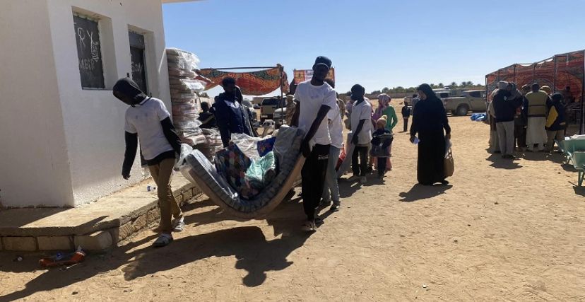 السلطات الليبية توزع مساعدات على اللاجئين السودانيين في مدينة الكفرة