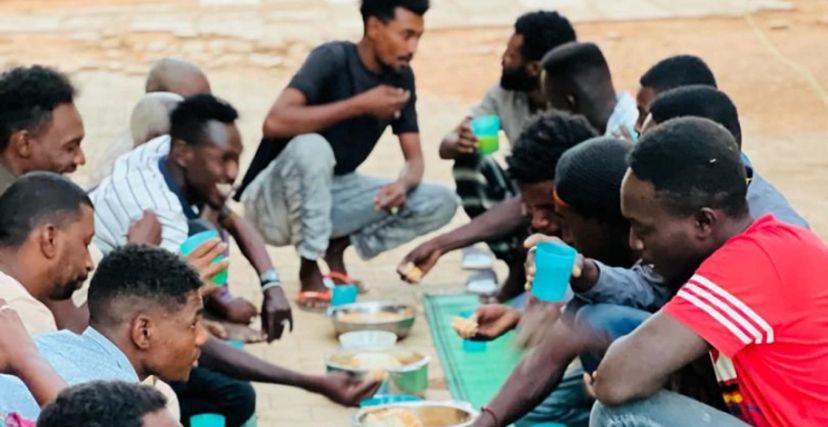 سودانيون يتناولون الإفطار الجماعي في شرق النيل