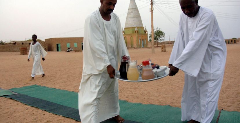 سودانيون يحملون صينية الفطور للمشاركة في إفطارات الشوارع 