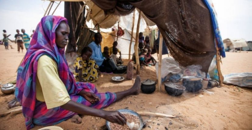 سيدة تعد الطعام في خيمة نزوح بإقليم دارفور (المجاعة)