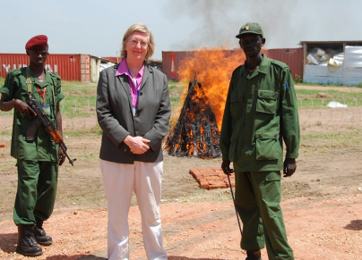 روزاليند ماردسن تشرف على عمليات الدمج والتسريح ضمن اتفاقية السلام الشامل بصفتها سفيرة بريطانيا في السودان في العام 2009 (ويكيبيديا)