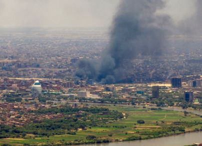 أصعدة دخان في سماء الخرطوم جراء الاشتباكات بين الجيش والدعم السريع
