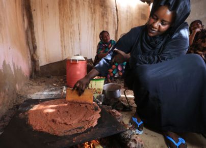 امرأة سودانية أثناء إعداد "عواسة" آبري الحلو مر السوداني 