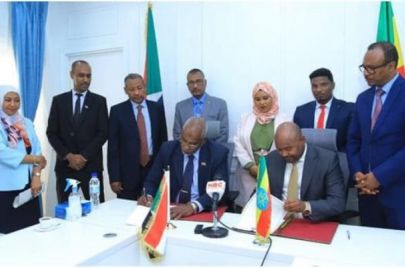 لحظات التوقيع على مذطرة التعاون بين السودان وإثيوبيا