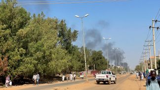 أعمدة الدخان في سماء ود مدني نتيجة للاشتباكات بين الجيش والدعم السريع في ولاية الجزيرة 